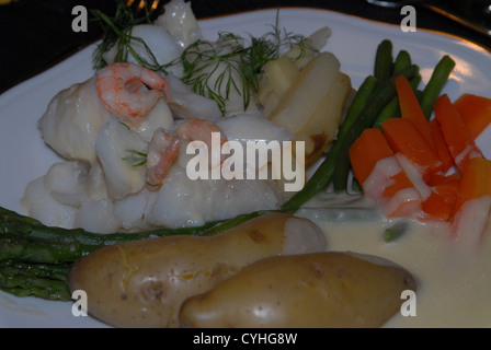 Weißer Fisch mit Sauce Hollandaise und Gemüse. Stockfoto