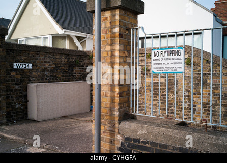 Kein Flug Kipp-Zeichen an der Seite einer gedumpten Matratze, die Fliege wurde gekippt in Brent Cross Golders Green, London Stockfoto