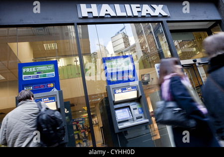 London, UK. 11.05.2012. (Im Bild) Menschen zu Fuß passieren einer Halifax Bank in London. Peter Barbe / Alamy Stockfoto