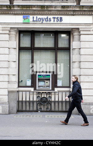 London, UK. 11.05.2012. (Im Bild) Menschen zu Fuß passieren einer Lloyds TSB Bank in London.  Peter Barbe / Alamy Stockfoto