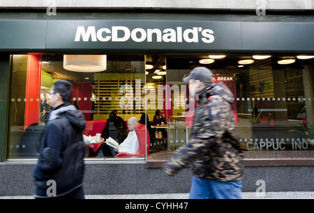 London, UK. 11.05.2012. (Im Bild) Menschen zu Fuß passieren eine Macdonald in London. Peter Barbe / Alamy Stockfoto