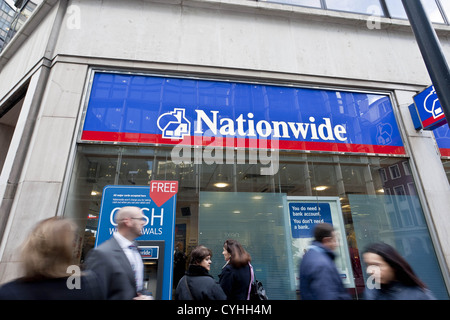 London, UK. 11.05.2012. (Im Bild) Menschen zu Fuß passieren eine Nationwide Building Society-Niederlassung in London.  Peter Barbe / Alamy Stockfoto