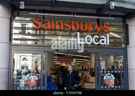 London, UK. 11.05.2012. (Im Bild) Menschen verlassen ein Sainsbury's lokale in London Credit Foto: Peter Barbe / Alamy Stockfoto