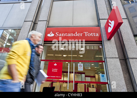 London, UK. 11.05.2012. (Im Bild) Menschen zu Fuß vorbei an einer Santander Totta Niederlassung in London. Photo Credit: Peter Barbe / Alamy Stockfoto