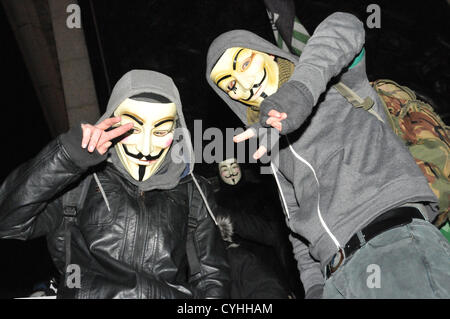 Trafalgar Square, London, UK. 5. November 2012. Demonstranten machen Peace-Zeichen und tragen Masken während des Protestes in der Nähe der National Gallery. "Operation Vendetta" inspiriert durch den Film V wie Vendetta, Demonstranten mit Guy Fawkes Masken treffen auf dem Trafalgar Square vor marschieren, Parliament Square. Stockfoto