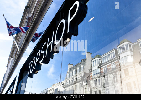 London, UK. 11.05.2012. (Im Bild) TOPSHOP-Logo ist auf dem Schaufenster Peter Barbe/Alamy sehen. Stockfoto