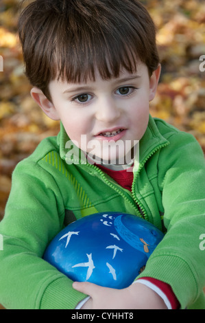Drei Jahre alt mit Ballon-park Stockfoto
