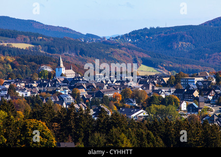 Blick über Winterberg, einer Stadt im Sauerland, einer nordwestlichen Region in Deutschland, Europa. Stockfoto