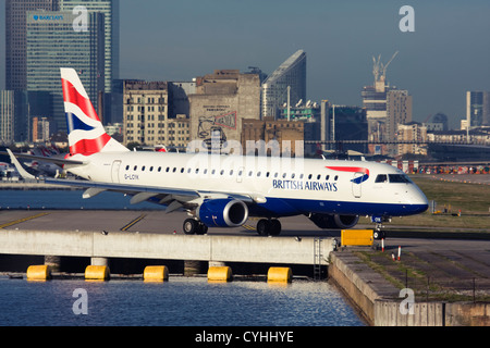 Regionalverkehrsflugzeug British Airways (BA CityFlyer) Embraer ERJ-190-100LR 190LR am London City Airport, England, UK Stockfoto