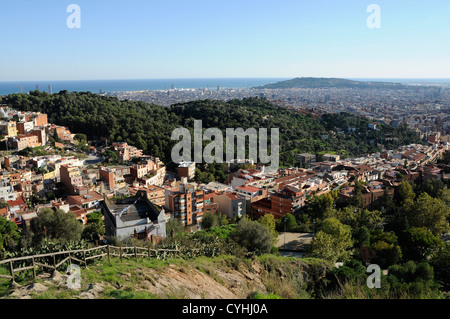 Ausblick auf Barcelona vom Berg bis zur Spitze des Parc De La Creueta del Coll mit Montjuic Berg im Hintergrund. Stockfoto