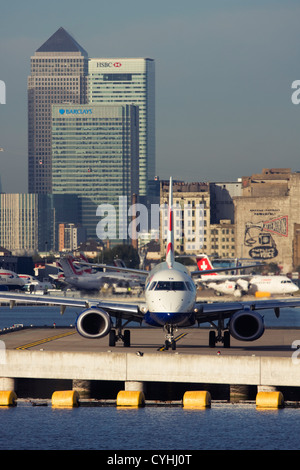 Regionalverkehrsflugzeug British Airways (BA CityFlyer) Embraer ERJ-190-100LR 190LR am London City Airport, England, UK Stockfoto