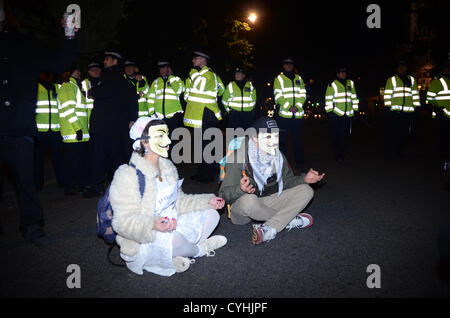 5. November 2012: Anhänger des Hactivist Gruppenphase Annonymous UK Walking Protest von Trafalgar Square, Westminster. Der Protest mündete außerhalb der Häuser des Parlaments, wo die Demonstranten von der Polizei enthalten waren. Stockfoto