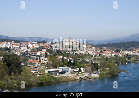 Ansicht von Tui, einer Stadt im Süden von Galizien (Ansicht von Valença, Portugal). Stockfoto