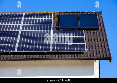 Sonnenkollektoren auf dem Dach von Privathäusern. Thermische Solarenergie. Stockfoto