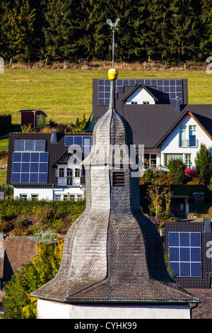 Sonnenkollektoren auf dem Dach von Privathäusern. Thermische Solarenergie. Stockfoto