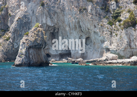 Höhlen an der Küste von Capri Stockfoto