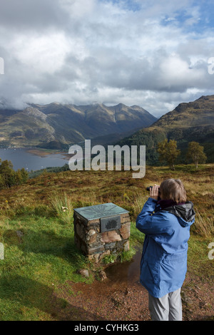 "Sightseer", Loch Duich und fünf Schwestern von Kintail Berge gesehen aus Bealach Ratagain Sicht, Glen Shiel, Scotland, UK Stockfoto