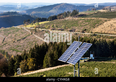 Tragbare Wetterstation. Angetrieben durch Sonnenenergie. Misst alle Arten von Wetterdaten und übermittelt die Daten an eine Basisstation. Stockfoto