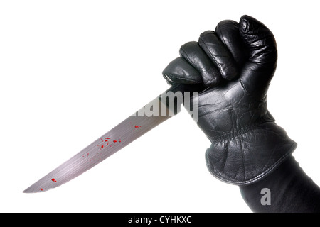 Hand halten blutiges Messer mit Glühen um Hand und Unterarm. Weißer Hintergrund, isoliert. Stockfoto