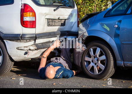 Auto crash Unfall Ausübung der Rettung Mannschaften, rotes Kreuz, Feuerwehr, Polizei. Stockfoto