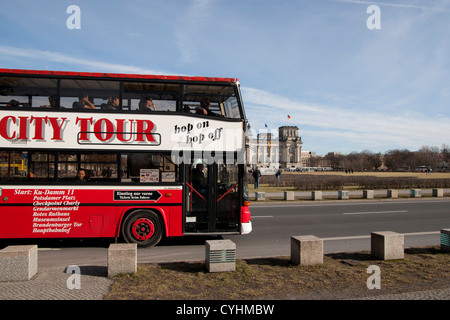 City-Tour-Bus am Reichstag in Berlin. Stockfoto