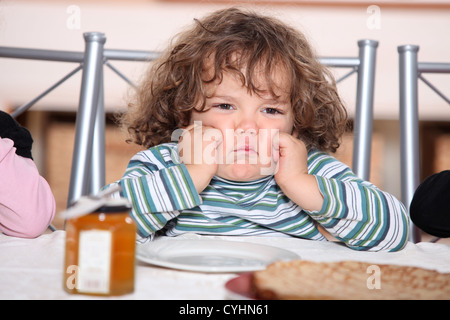 kleiner Junge quengeln vor einen Teller von crepes Stockfoto