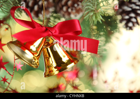 Jingle Bell von Weihnachtsbaum hängen Stockfoto