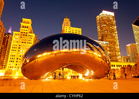 City Skyline Reflexion in der Skulptur Cloud Gate (aka Kaffeebohne) in den Millennium Park, Chicago, Illinois, USA Stockfoto