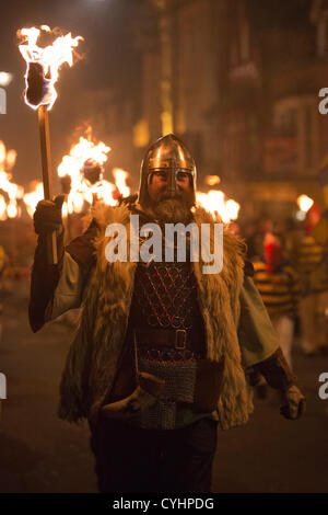 Lewes bonfire Gesellschaften Parade auf der High Street von Lewes in East Sussex am 5. November, Bonfire Night. Stockfoto