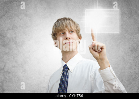 Junger Geschäftsmann Drücken einer Taste auf einem Touch-screen Stockfoto