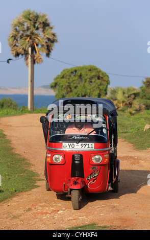 TukTuk-Motorrad-Taxi in Kirinda Beach in Sri Lanka. Stockfoto