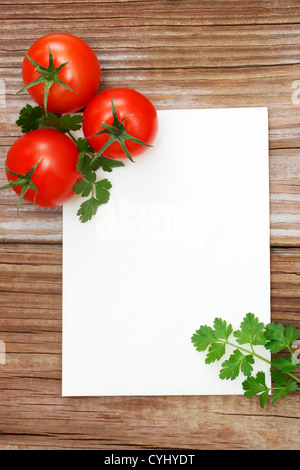 Tomaten auf Holz mit weißen notepad Stockfoto