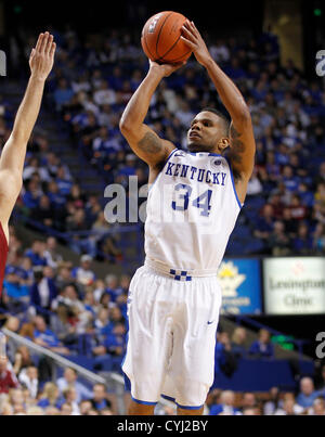 5. November 2012 bewachen - Lexington, KY, USA - Kentucky Wildcats Julius Mays (34) stellen wie Kentucky in Lexington, Kentucky Transylvania 74-28 am Montag, 5. November 2012 besiegte in drei seiner 14 Punkte. Foto: Mark Cornelison | Personal (Kredit-Bild: © Lexington Herald-Leader/ZUMAPRESS.com) Stockfoto