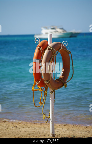 Rettungsring an einem Strand im Hintergrund ein Boot Stockfoto