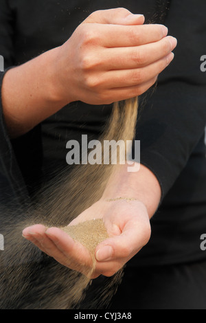 Sand, ausgeführt durch Hände als Symbol Mal in Folge verloren etc.... Stockfoto