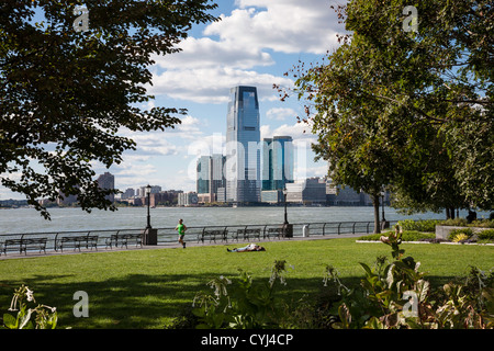 Esplanade, Hudson River, Battery Park City mit New Jersey Skyline im Hintergrund, NYC Stockfoto