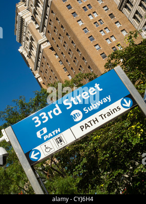 PATH-Zug und U-Bahn unterzeichnen in Greeley Square, New York Stockfoto