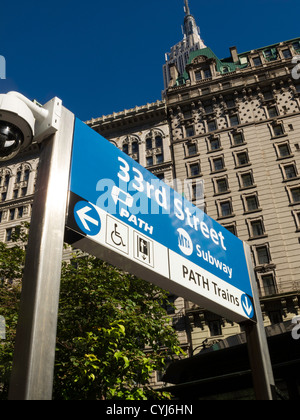 PATH-Zug und U-Bahn unterzeichnen in Greeley Square, New York Stockfoto