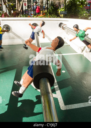 Tischfußball - Tisch-Fußball, Greeley Square, New York City Stockfoto