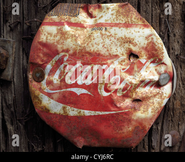 Alte verrostete Coca Cola Werbung Abzeichen Stockfoto