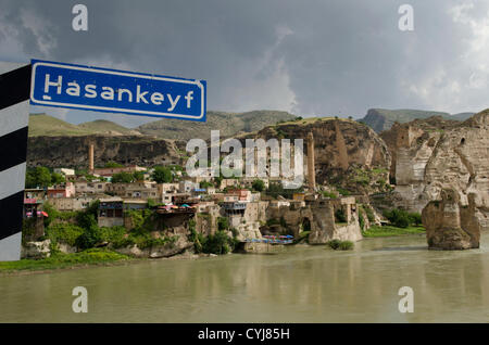 6. Mai 2012 - Hasankeyf, Batman, Türkei - sitzen am Ufer des Tigris, in den die antike Stadt Hasankeyf in einer Art Schwebezustand lebt, Tausende von Jahren der Geschichte verschwinden unter den Fluten des Projekts ILISU verdammt, für die Menschen in Hasankeyf nicht in der Lage zu bauen oder zu verkaufen Häuser, Arbeit zu finden oder sogar eine klare Antwort, wann die Vergangenheit weggespült werden, wird , diese Bedrohung hat über die Stadt jahrzehntelang hing aber nun die türkische Regierung versucht, den Damm trotz internationaler Verurteilung voranzutreiben. (Kredit-Bild: © John Wreford/ZUMAPRESS.com) Stockfoto