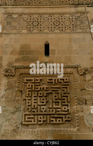 6. Mai 2012 - Hasankeyf, Batman, Türkei - Detailplanung auf Rizk Moschee Minarett (wird nach Hochwasser überflutet);. Sitzen am Ufer des Tigris, in den die antike Stadt Hasankeyf in einer Art Schwebezustand lebt, Tausende von Jahren der Geschichte verschwinden unter den Fluten des Projekts ILISU verdammt, für die Menschen in Hasankeyf nicht in der Lage zu bauen oder zu verkaufen Häuser, Arbeit zu finden oder sogar eine klare Antwort, wann die Vergangenheit weggespült werden, wird , diese Bedrohung hat über die Stadt jahrzehntelang hing aber nun die türkische Regierung versucht, den Damm trotz internationaler Verurteilung voranzutreiben Stockfoto