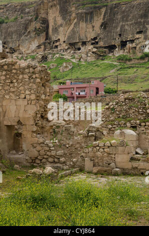 6. Mai 2012 - Hasankeyf, Batman, Türkei - sitzen am Ufer des Tigris, in den die antike Stadt Hasankeyf in einer Art Schwebezustand lebt, Tausende von Jahren der Geschichte verschwinden unter den Fluten des Projekts ILISU verdammt, für die Menschen in Hasankeyf nicht in der Lage zu bauen oder zu verkaufen Häuser, Arbeit zu finden oder sogar eine klare Antwort, wann die Vergangenheit weggespült werden, wird , diese Bedrohung hat über die Stadt jahrzehntelang hing aber nun die türkische Regierung versucht, den Damm trotz internationaler Verurteilung voranzutreiben. (Kredit-Bild: © John Wreford/ZUMAPRESS.com) Stockfoto