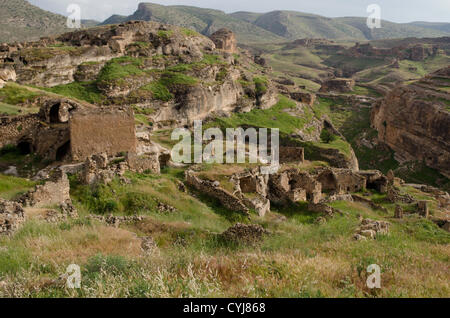 6. Mai 2012 - Hasankeyf, Batman, Türkei - sitzen am Ufer des Tigris, in den die antike Stadt Hasankeyf in einer Art Schwebezustand lebt, Tausende von Jahren der Geschichte verschwinden unter den Fluten des Projekts ILISU verdammt, für die Menschen in Hasankeyf nicht in der Lage zu bauen oder zu verkaufen Häuser, Arbeit zu finden oder sogar eine klare Antwort, wann die Vergangenheit weggespült werden, wird , diese Bedrohung hat über die Stadt jahrzehntelang hing aber nun die türkische Regierung versucht, den Damm trotz internationaler Verurteilung voranzutreiben. (Kredit-Bild: © John Wreford/ZUMAPRESS.com) Stockfoto