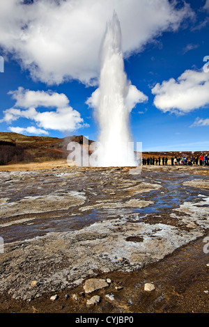Isländische Geysir bricht mit blauen Himmel im Hintergrund Stockfoto