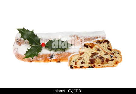 Puderzucker bestäubt Christstollen mit Scheiben schneiden und einen Zweig der Stechpalme isoliert gegen weiß Stockfoto