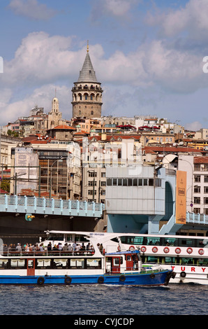 Galata-Turm über das Goldene Horn mit Galata-Brücke, Istanbul, Türkei. Stockfoto