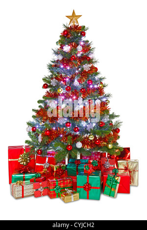 Foto von einem geschmückten Tannenbaum, umgeben von Geschenk verpackt Geschenke, isoliert auf einem weißen Hintergrund. Stockfoto