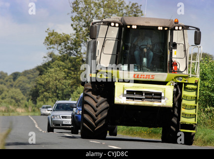 Verkehr stecken hinter einem Mähdrescher auf einer Straße in Gloucestershire UK Stockfoto