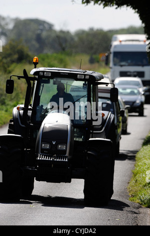 Verkehr stecken hinter einem Traktor auf einer Straße in Gloucestershire UK Stockfoto